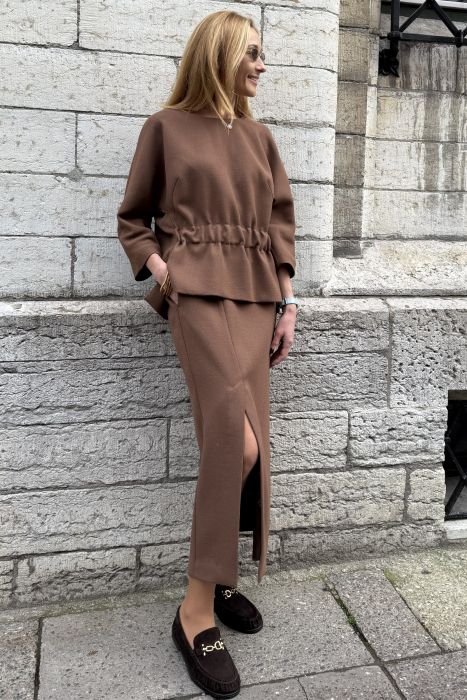 Pruun kummiga pluus ja pikk seelik (M)