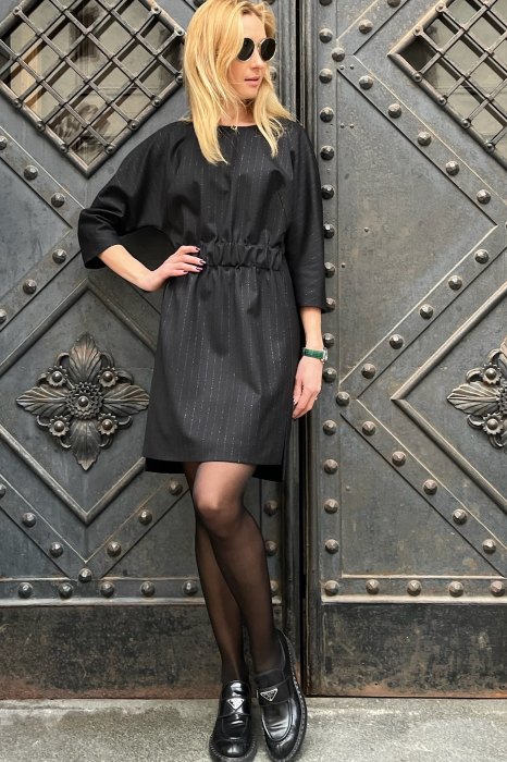 -30% Must läikega eest kummiga kleit (L)