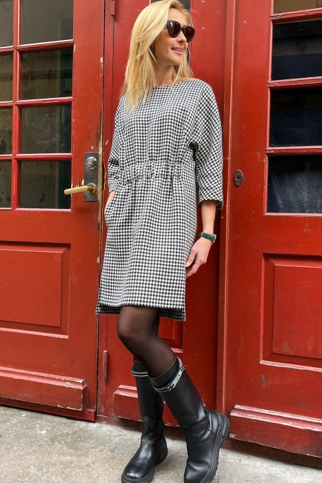 Must valgega eest kummiga kleit (M)